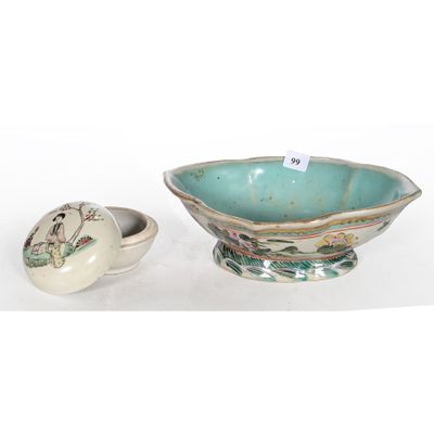 trois pièces de poterie, dont un bol et un bol avec un couvercle