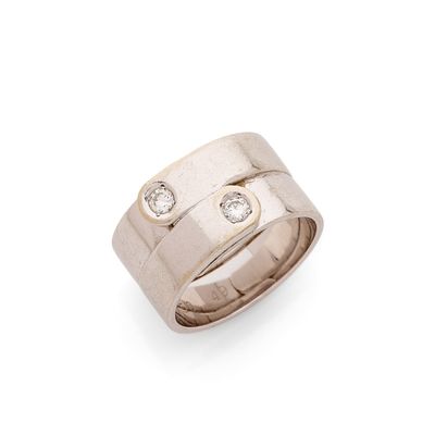 gros plan d'une bague avec des diamants sur fond blanc
