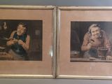 deux photos encadrées représentant un homme et une femme assis à une table