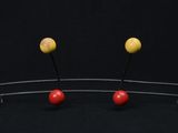 une couronne composée d'épingles sur fond noir