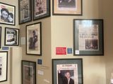 un mur sur lequel sont accrochées plusieurs photos encadrées