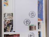 une photo d'une boîte sur laquelle sont collés de nombreux timbres