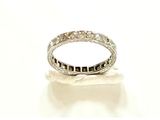 gros plan d'une bague en diamant sur une surface blanche