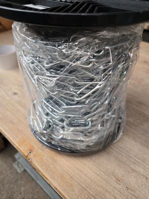 une photo d'un chapeau en plastique posé sur une table en bois