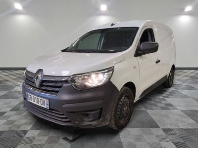la camionnette blanche est garée sur le sol en damier d'une pièce