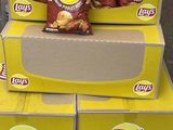 trois boîtes de chips Lays empilées les unes sur les autres
