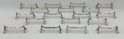 de nombreuses chaises alignées sur une surface blanche