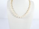 un collier blanc orné de perles autour du cou d'un mannequin