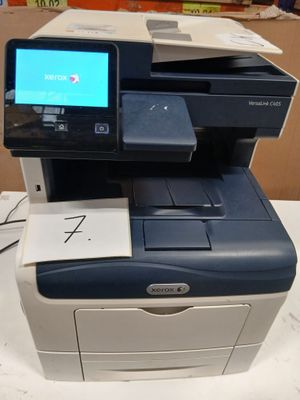 une imprimante posée sur une table