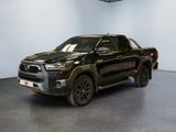 La Toyota Tunder noire est garée dans une grande pièce.
