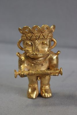 Statuette de chamane masculin présentant un sceptre et incar…