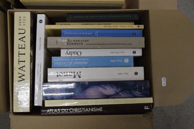 une boîte remplie de livres empilés les uns sur les autres