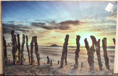 une photo d'une photo d'un coucher de soleil sur la plage