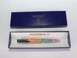 une boîte bleue contenant un stylo et une boîte contenant un stylo