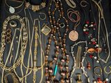 de nombreux colliers et bracelets différents disposés sur une table