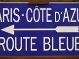 panneau de signalisation bleu et blanc avec une flèche pointant vers la droite