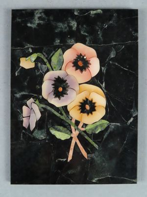 une photo d'un tableau de fleurs sur le mur
