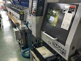 une machine qui se trouve dans une usine où il y a beaucoup de machines
