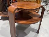 une table en bois sur laquelle se trouve un miroir