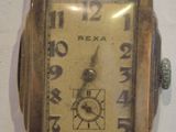 une montre-bracelet en or exposée au mur