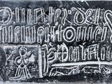 un gros plan d'une plaque métallique sur laquelle figure une inscription