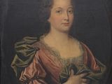portrait d'une femme en robe rouge tenant un éventail