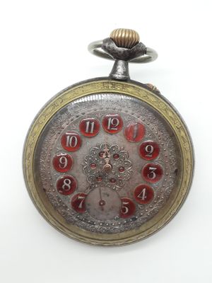 montre de poche sur fond blanc, avec des chiffres rouges sur le cadran