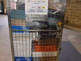 un chariot contenant de nombreux cartons dans un entrepôt