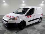la camionnette blanche est garée sur le sol en damier d'une pièce