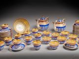 de nombreuses tasses et soucoupes posées sur une table