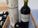 une bouteille de vin et un carton de vin sur une table
