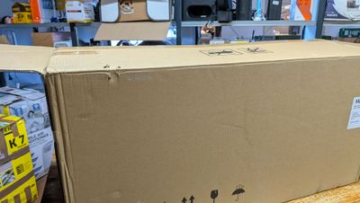 une boîte posée sur une table dans un magasin