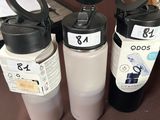 trois bouteilles d'eau posées les unes à côté des autres sur une table