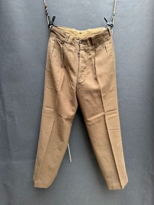 une photo d'un pantalon suspendu à une corde à linge