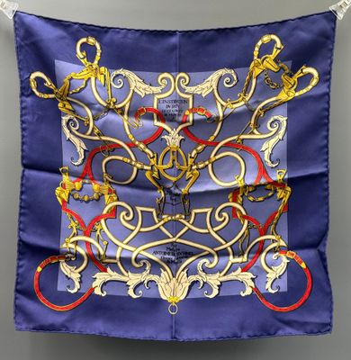 foulard en soie bleu orné de motifs dorés et rouges sur fond bleu