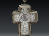 une vieille croix en argent ornée d'un médaillon