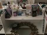 une petite table sur laquelle est posé un miroir