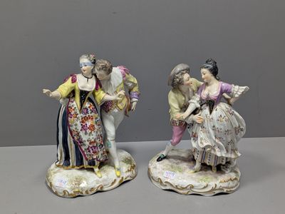 Deux figurines représentant un homme et une femme sont posées sur une table