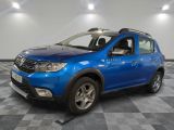 la dacia bleue est garée sur un carrelage à carreaux