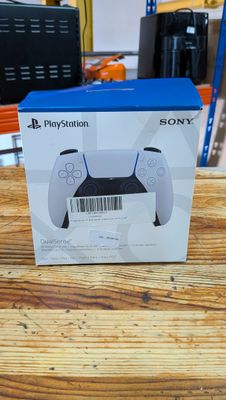 une boîte contenant une manette de jeu, posée sur une table