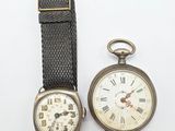 deux montres assises l'une à côté de l'autre sur une surface blanche