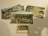 de nombreuses cartes postales posées sur une table
