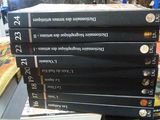 plusieurs livres empilés sur une table