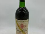 gros plan d'une bouteille de vin sur une surface blanche