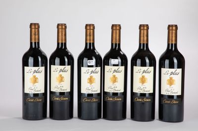 quatre bouteilles de vin sont alignées