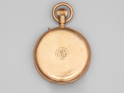 une montre de poche ancienne avec un boîtier en or et une chaîne en or