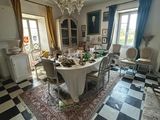 une salle à manger avec un sol en damier et un lustre