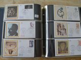 beaucoup de timbres sur les pages d'un livre