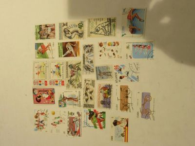 une photo d'un mur recouvert de nombreux timbres