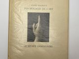 un vieux livre sur lequel figure l'image d'une main